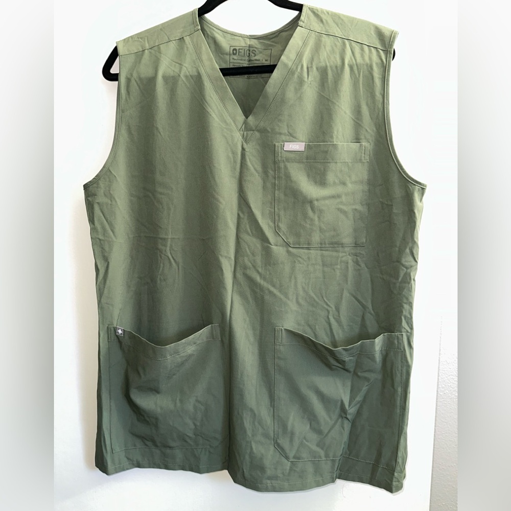 Figs Moss V-Neck Top w/ 3 pockets